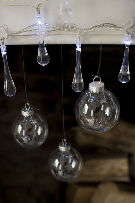 20 COMMAND CLEAR DECORATIONG CLIPS WITH CLEAR STRIPS. 17026CLR 346991